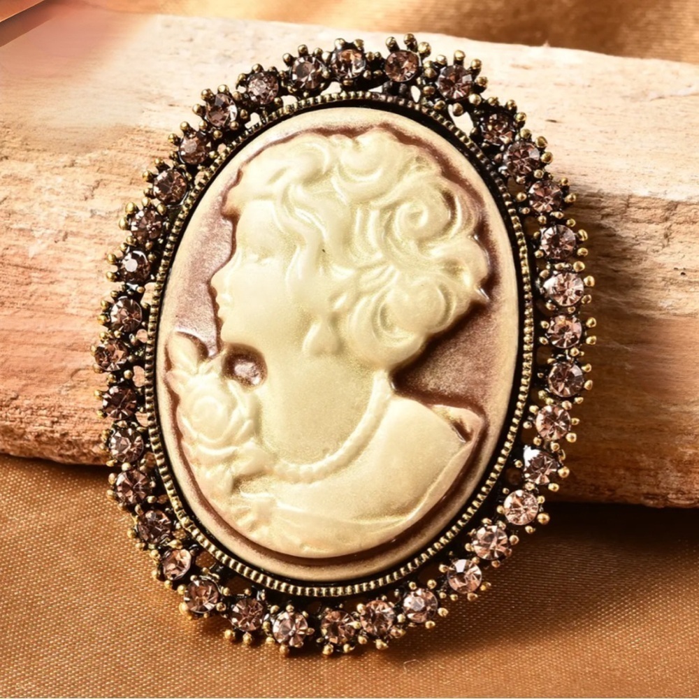 Antique Style Champagne Austrian Crystal Cameo Brooch in Goldtone